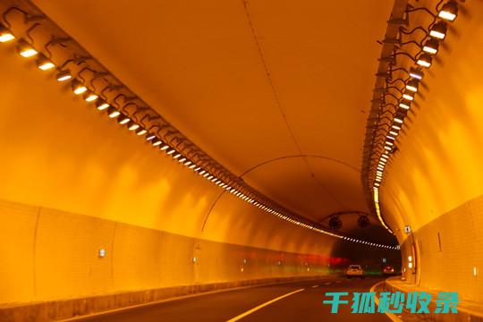 高速公路避险全知道：关键时刻的生存宝典 (高速公路避险处预告标志图片)